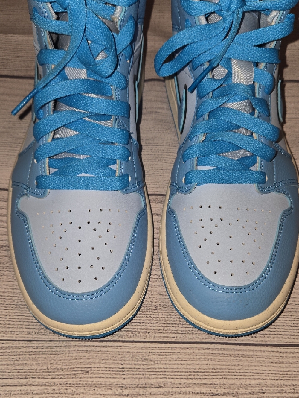 Air Jordan Women's 1 Mid SE Sneakers Ice Blue Size 8.5 - Picture 4 of 8